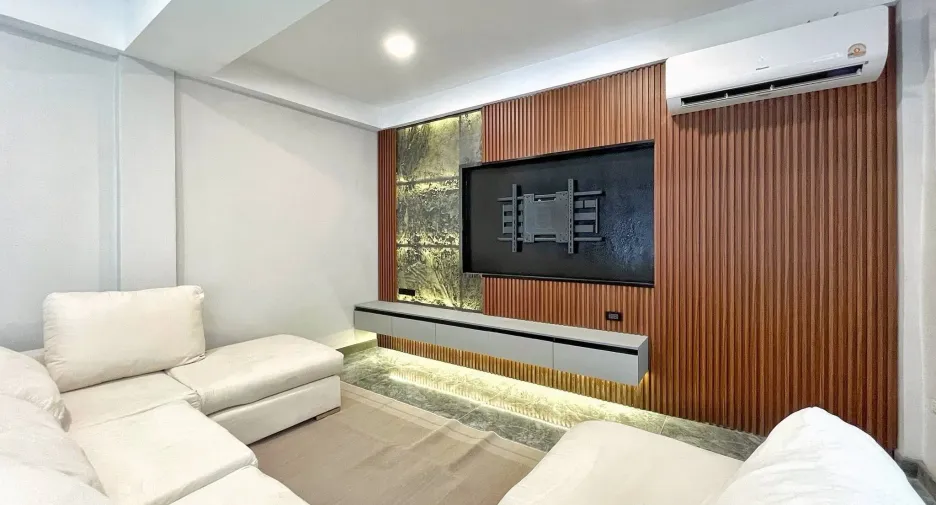Casa adosada en alquiler de 5 habitaciones en Watthana, Bangkok