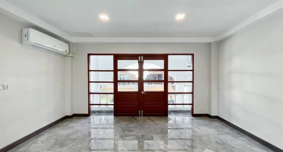 Casa adosada en alquiler de 5 habitaciones en Watthana, Bangkok
