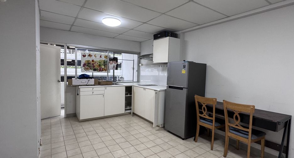 For sale 2 bedrooms condo in Huai Khwang, Bangkok