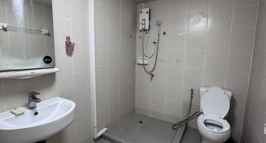 For sale 2 bedrooms condo in Huai Khwang, Bangkok
