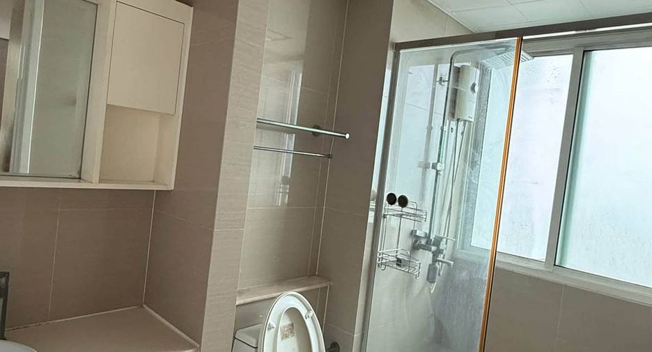For sale 2 bedrooms condo in Huai Khwang, Bangkok
