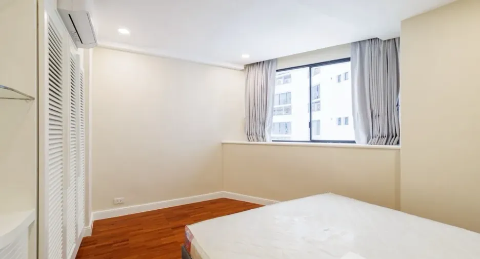 For sale 3 bedrooms condo in Khlong Toei, Bangkok