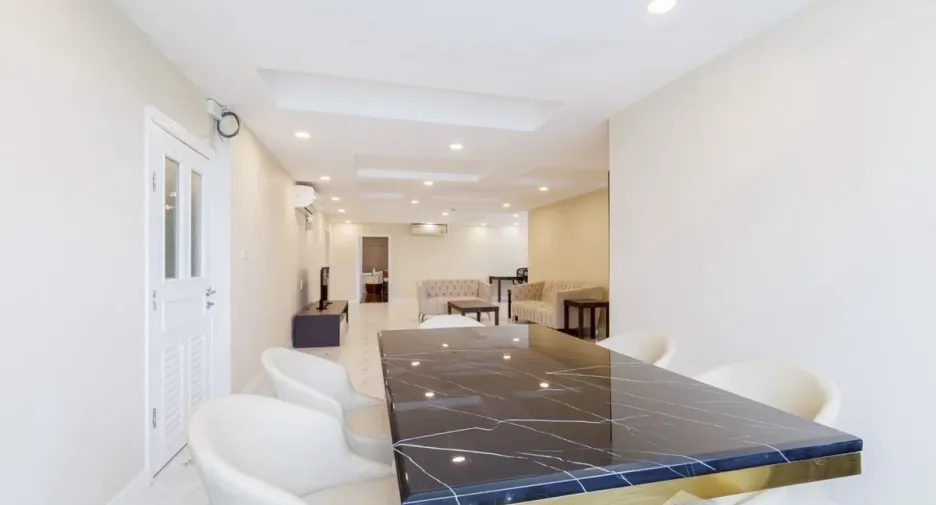 For sale 3 bedrooms condo in Khlong Toei, Bangkok