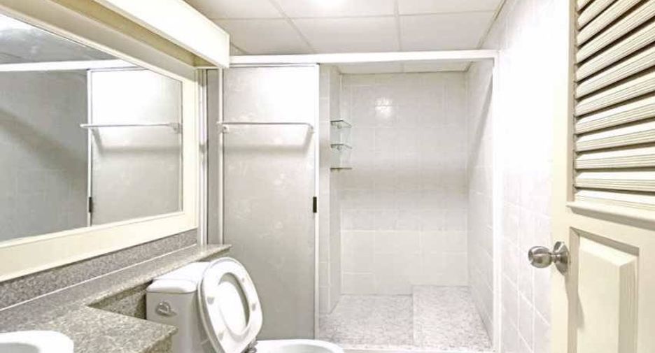 For sale 1 bed condo in Khlong Toei, Bangkok