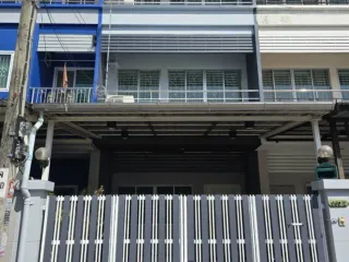 出租 4 卧室 联排别墅 在 Wang Thong Lang, 曼谷