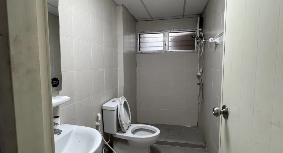 For sale 3 bedrooms condo in Huai Khwang, Bangkok