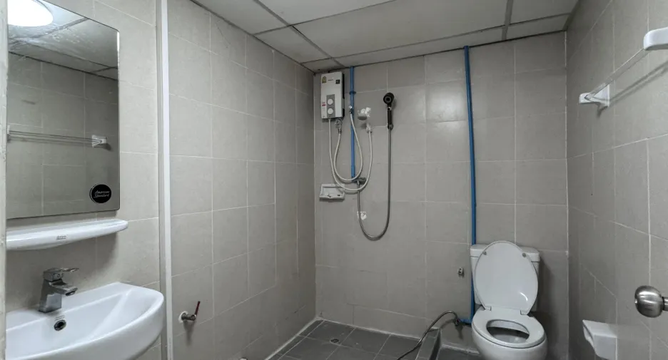 For sale 3 bedrooms condo in Huai Khwang, Bangkok