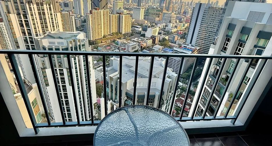 Condo en alquiler de 2 habitaciones en Huai Khwang, Bangkok