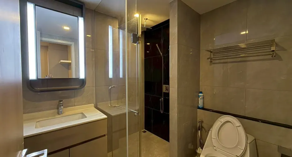 À louer 2 chambres condo à Huai Khwang, Bangkok