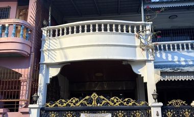 Casa adosada en alquiler de 3 habitaciones en Bangkok Noi, Bangkok