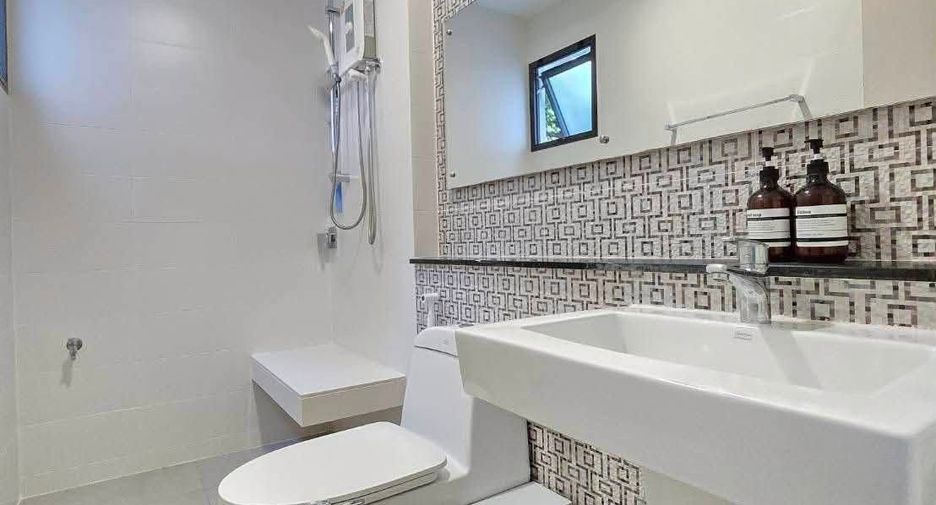 Casa en venta y en alquiler de 4 habitaciones en Sai Mai, Bangkok