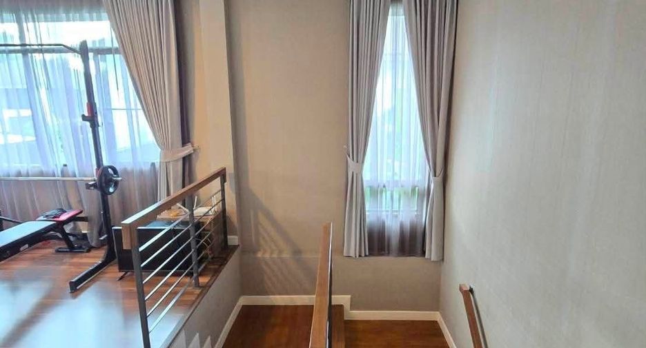 Casa en venta y en alquiler de 4 habitaciones en Sai Mai, Bangkok