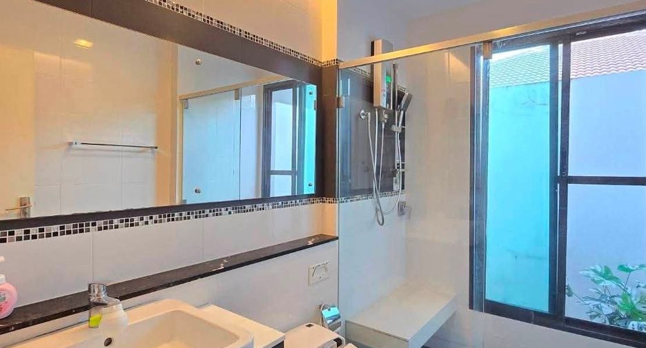 Casa en venta y en alquiler de 4 habitaciones en Sai Mai, Bangkok