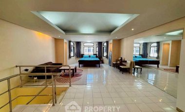 For rent 4 bedrooms townhouse in Watthana, Bangkok