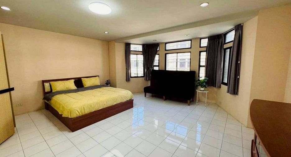 For rent 4 bedrooms townhouse in Watthana, Bangkok