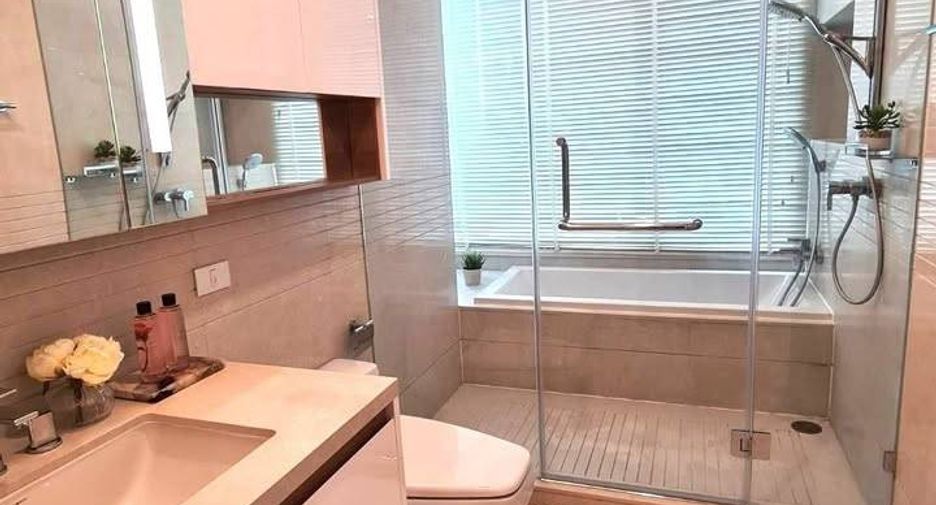 For rent 2 bedrooms condo in Pathum Wan, Bangkok