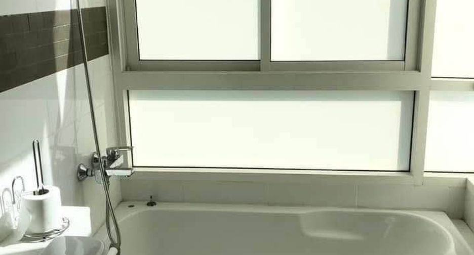 For sale 2 ベッドルーム condo in Phra Khanong, Bangkok