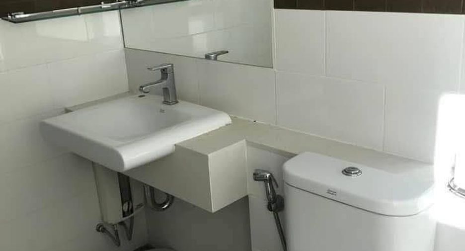 For sale 2 ベッドルーム condo in Phra Khanong, Bangkok