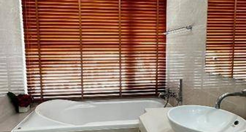 For sale 3 bedrooms condo in Khlong Toei, Bangkok