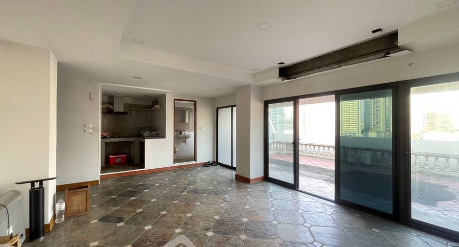 For sale 3 bedrooms condo in Watthana, Bangkok