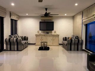 Villa en alquiler de 6 habitaciones en Bang Lamung, Chonburi