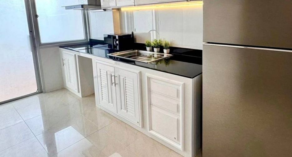 For rent 3 bedrooms condo in Huai Khwang, Bangkok