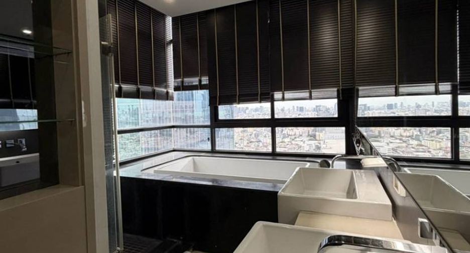 For rent 2 bedrooms condo in Huai Khwang, Bangkok