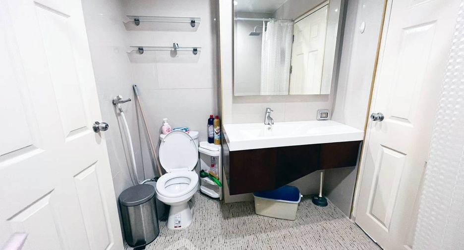 Condo en alquiler de 2 habitaciones en Huai Khwang, Bangkok
