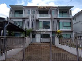 Casa adosada en venta de 3 habitaciones en Thung Khru, Bangkok