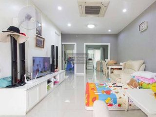 Casa adosada en venta de 3 habitaciones en Bang Khun Thian, Bangkok