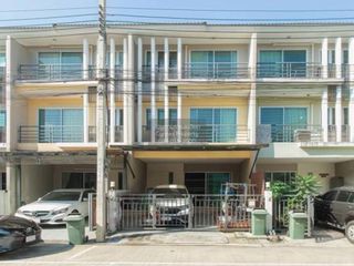 Casa adosada en venta de 3 habitaciones en Bang Khun Thian, Bangkok