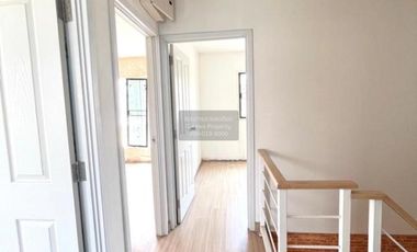 Casa adosada en venta de 3 habitaciones en Saphan Sung, Bangkok