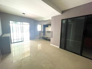 出售 3 卧室 联排别墅 在 Mueang Pathum Thani, Pathum Thani
