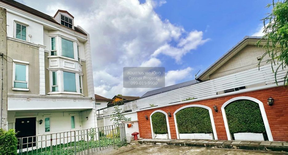 For sale 3 bedrooms townhouse in Bang Kapi, Bangkok