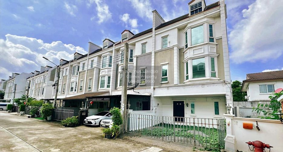 For sale 3 bedrooms townhouse in Bang Kapi, Bangkok