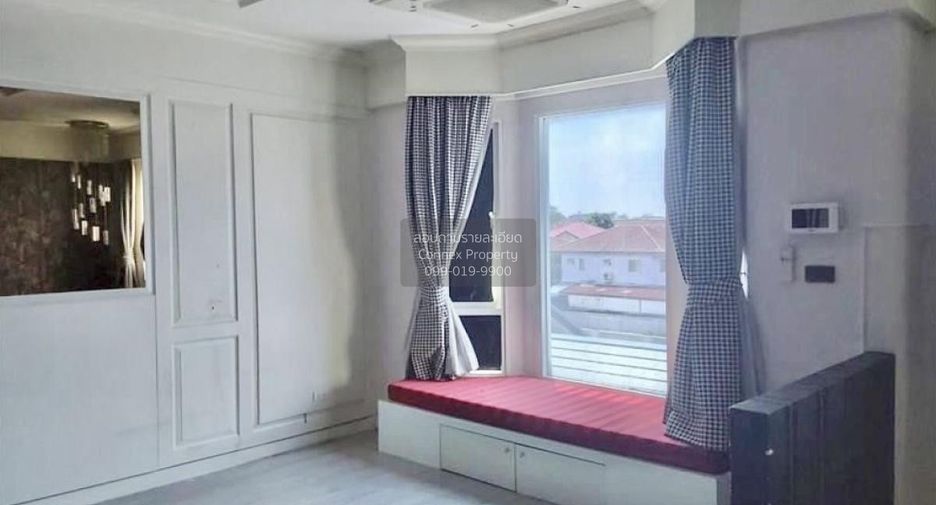 For sale 3 bedrooms townhouse in Bang Kapi, Bangkok