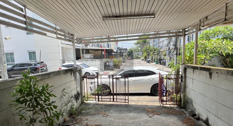 For sale 3 bedrooms townhouse in Bang Kapi, Bangkok