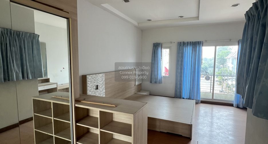 For sale 3 bedrooms townhouse in Bang Kapi, Bangkok