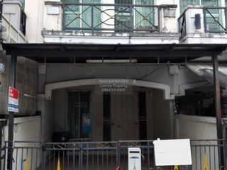 For sale 3 bedrooms townhouse in Bang Kapi, Bangkok