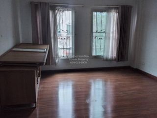 For sale 3 bedrooms townhouse in Bang Kapi, Bangkok