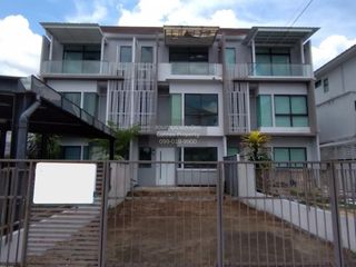 Casa adosada en venta de 3 habitaciones en Thung Khru, Bangkok