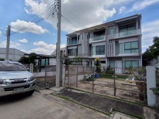Casa adosada en venta de 3 habitaciones en Thung Khru, Bangkok