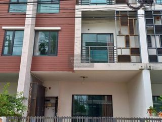 À vendre 3 chambres maison de ville à Prawet, Bangkok