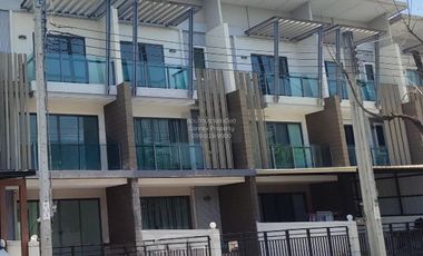 Casa adosada en venta de 3 habitaciones en Bang Khun Thian, Bangkok