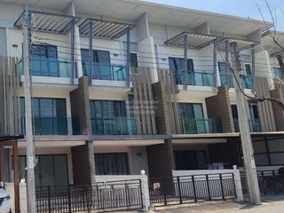 Casa adosada en venta de 3 habitaciones en Bang Khun Thian, Bangkok