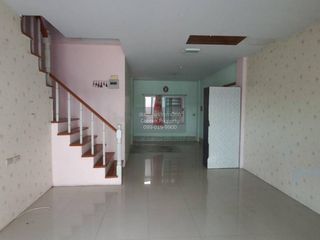 Casa adosada en venta de 3 habitaciones en Min Buri, Bangkok
