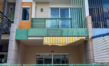 Casa adosada en venta de 3 habitaciones en Min Buri, Bangkok