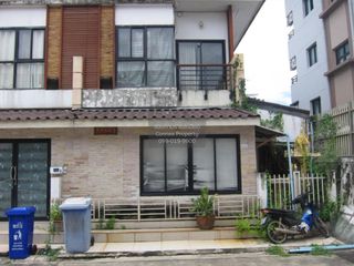 À vendre 3 chambres maison de ville à Prawet, Bangkok