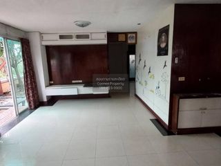 For sale 3 ベッドルーム house in Khlong Toei, Bangkok