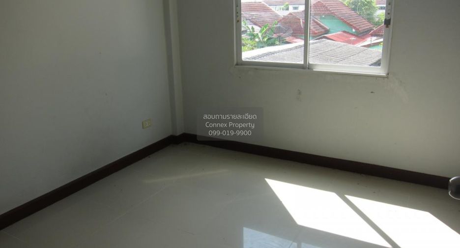 Casa adosada en venta de 3 habitaciones en Nong Chok, Bangkok